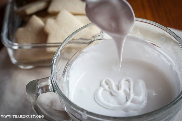 A simple royal icing recipe that works really well for decorating cookies | from teabiscuit.org