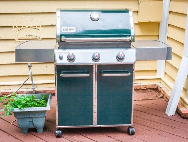 How to clean a Gas Grill! It's important that you properly clean your gas grill if you want great tasting food this summer, with step by step instructions.