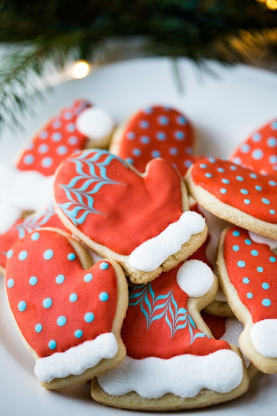 Aren't they adorable?! You can easily make these Hat and Mitten Decorated Cookies, click through to see a tutorial in the post!