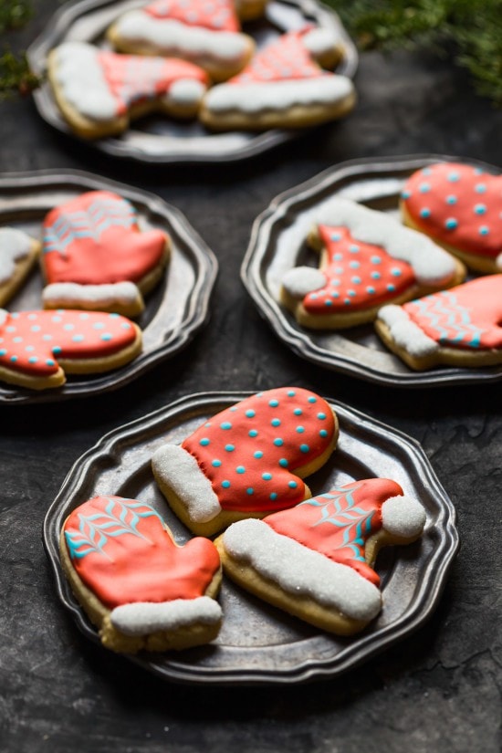 Aren't they adorable?! You can easily make these Hat and Mitten Decorated Cookies, click through to see a tutorial in the post!