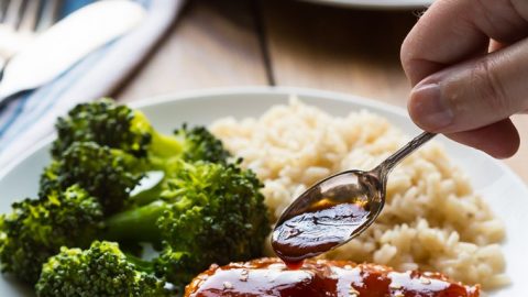 Quick, easy, and healthy, this Gluten Free Sesame Chicken with Honey recipe is a winner and it cooks in only 10 minutes, you'll love it! With Paleo option | 475 Calories Per Serving |