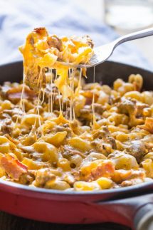 This Bacon Cheeseburger Pasta recipe has all the fabulous flavors of a bacon cheeseburger but in a skillet, my family absolutely LOVE this dish, it's mind blowingly awesome! | you can make it gluten free and dairy free if you need to.