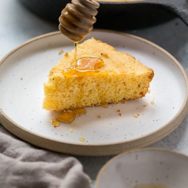 gluten free cornbread recipe from scratch, an easy skillet cornbread recipe you bake in a cast iron skillet #glutenfreecornbread #glutenfreebread #glutenfreebaking #glutenfreerecipe #noshtastic #glutenfree