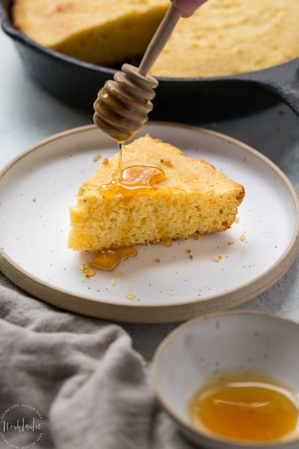 https://www.noshtastic.com/wp-content/uploads/2017/12/Cornbread-with-honey-1-of-1.jpg