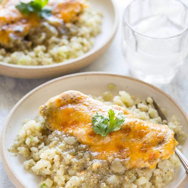 Salsa Verde Chicken recipe, bake it in next to no time in your oven, with just a few ingredients! A really easy low carb chicken dinner with only 9g carbs per serving www.noshtastic.com | #salsaverdechicken #salsaverde #lowcarb #lowcarbchicken #glutenfree #noshtastic #glutenfreerecipe #glutenfreechicken #salsa #salsachicken