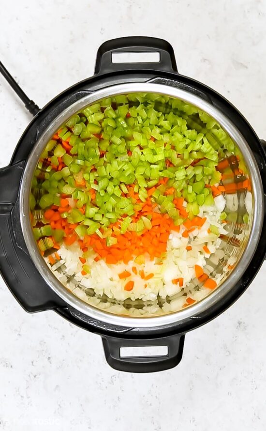 https://www.noshtastic.com/wp-content/uploads/2019/10/Instant-Pot-Split-Pea-Soup-how-to-make-1-of-1-550x890.jpg